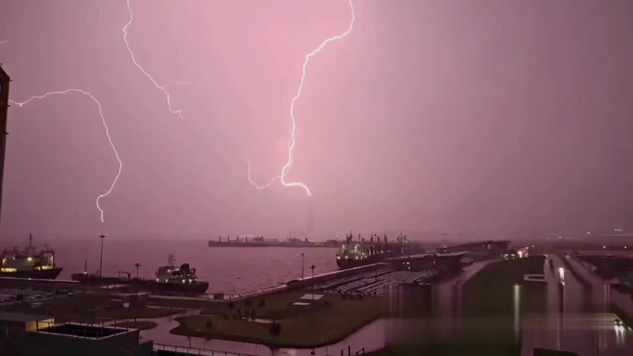   لحظه برخورد صاعقه با مرتفع‌ترین آسمان‌خراش اروپا