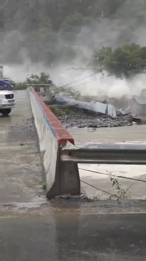   جریان گل و لای در عرض چند ثانیه کل یک روستا را با خود برد