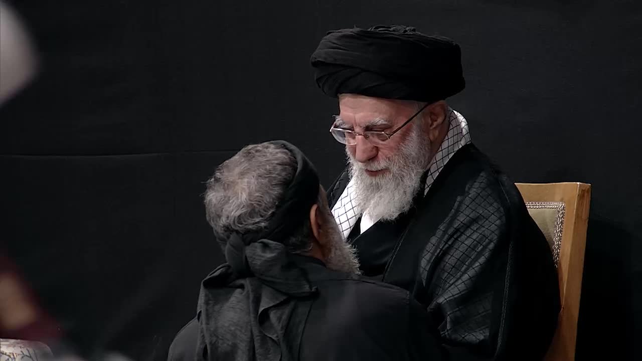   لحظه‌ای که رهبر انقلاب به حاج محمود کریمی گفتند: ای ایران بخوان