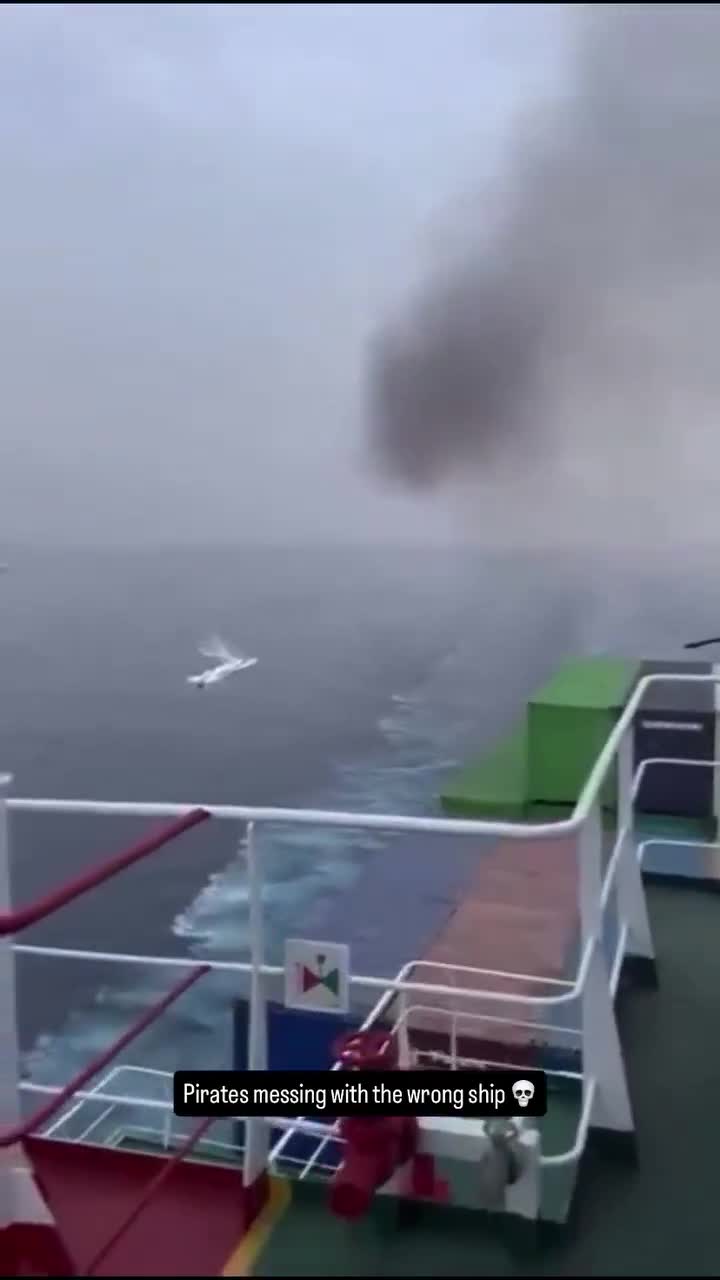   لحظه انهدام قایق دزدان دریایی سومالی روی دریا؛ نتیجه یک انتخاب اشتباه!