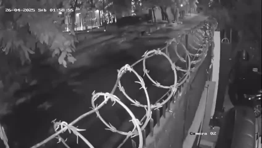   لحظه عبور خطرناک دزد از دیوار برای سرقت!