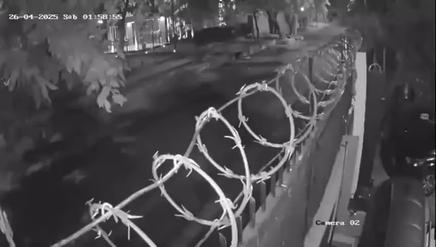   لحظه عبور خطرناک دزد از دیوار برای سرقت!