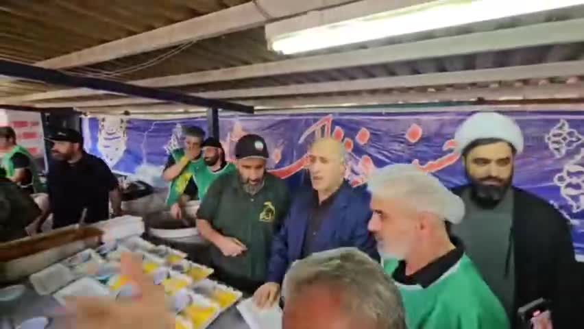   پخش غذای نذری توسط مهدی تاج و علی پروین