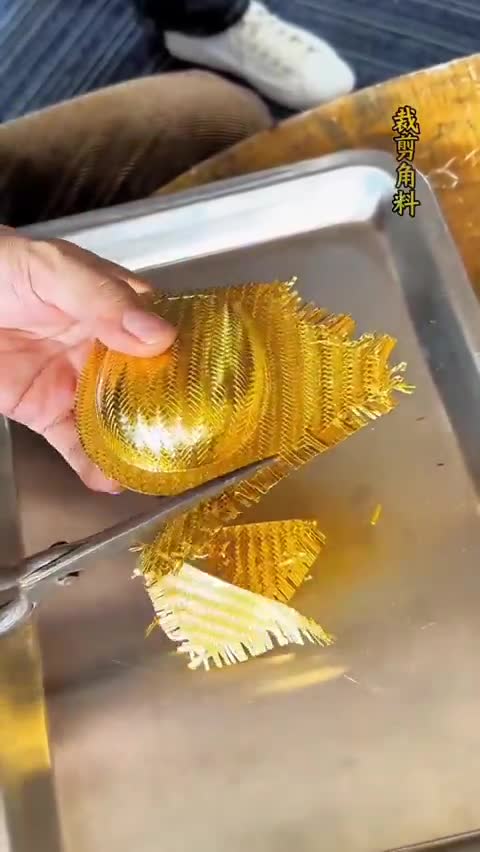   مراحل ساخت فیلتر چای با طلای ۲۴ عیار