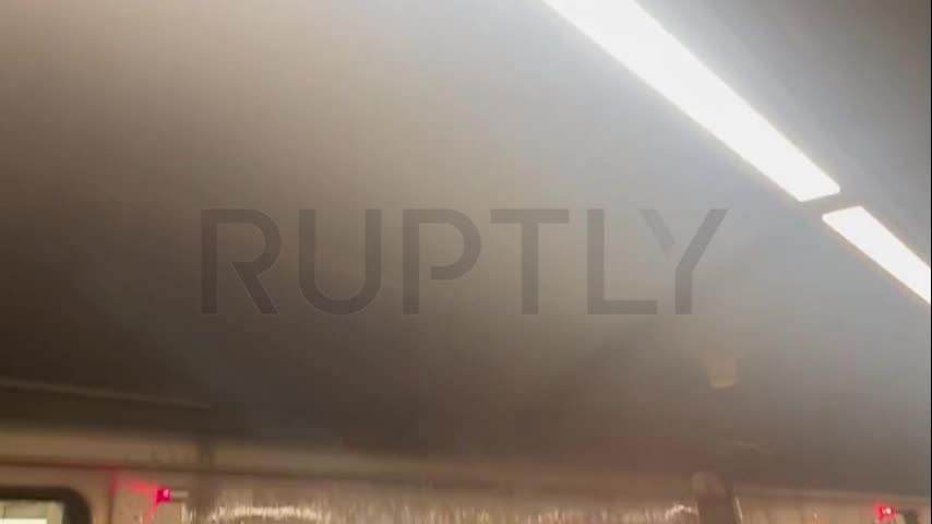   آبشار زیرزمینی در متروی نیویورک به دلیل باران‌های بی‌پایان