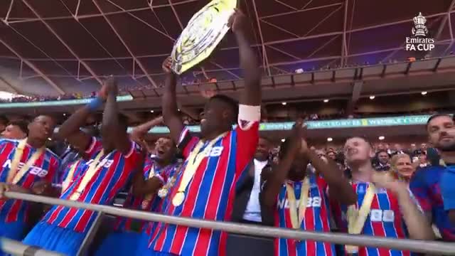   لحظه بالابردن جام قهرمانی سوپرکاپ انگلیس توسط کاپیتان کریستال‌پالاس