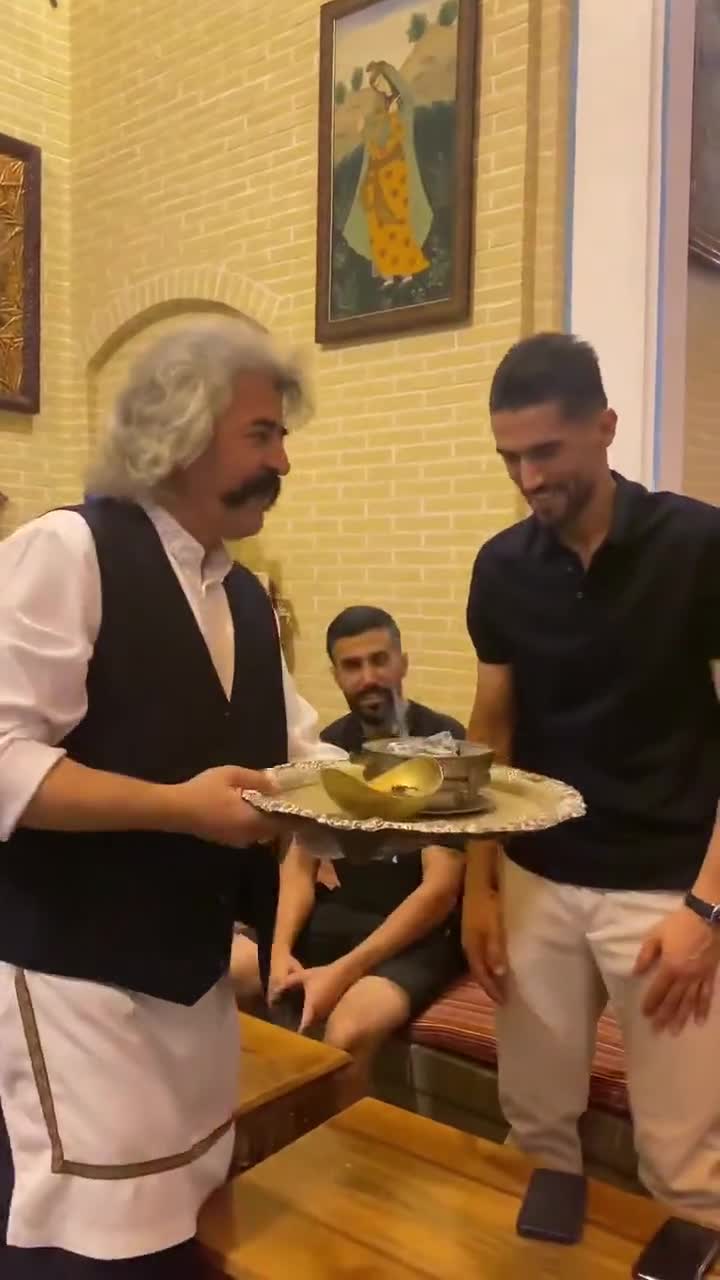   اقدام جالب یک هوادار سپاهان بعد از دیدن سید حسین حسینی در هتل شاه عباس اصفهان