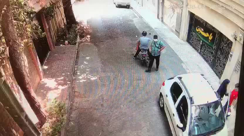 زورگیری بی‌رحمانه از مادر و کودک در شرق تهران؛ صحنه‌ها شوکه‌کننده است | 19 مرداد 1404