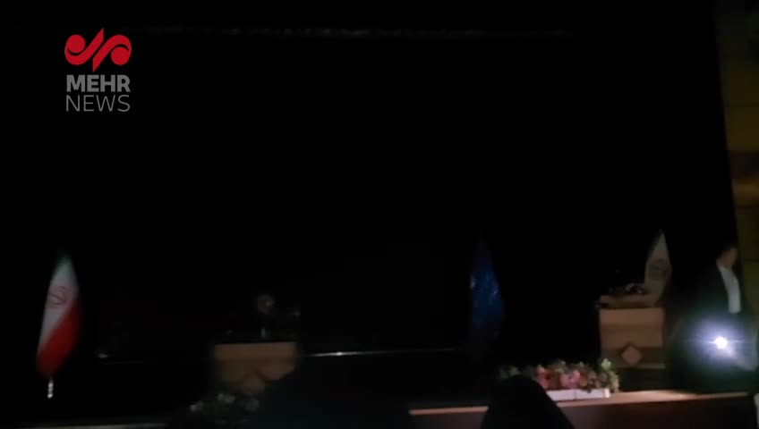 ببینید| قطع شدن برق در زمان برگزاری نشست خبری وزیر بهداشت | 19 مرداد 1404