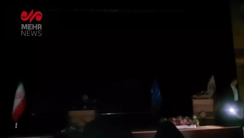 ببینید| قطع شدن برق در زمان برگزاری نشست خبری وزیر بهداشت | 19 مرداد 1404