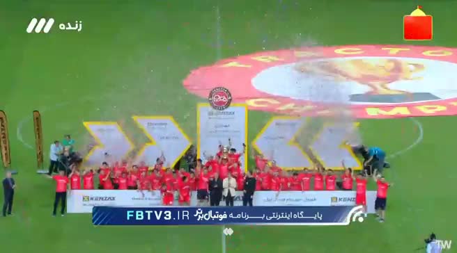   لحظه بالا بردن جام قهرمانی سوپرجام توسط شجاع خلیل‌زاده