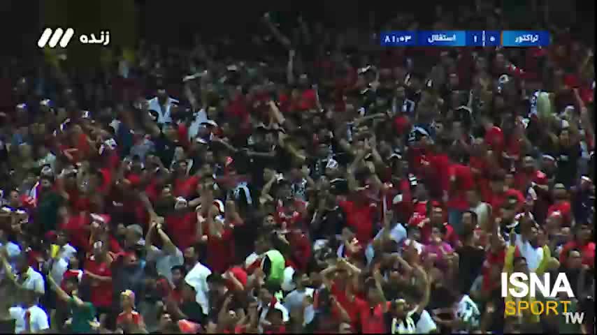   گل اول تراکتور به استقلال توسط امیرحسین حسین‌زاده از روی نقطه پنالتی