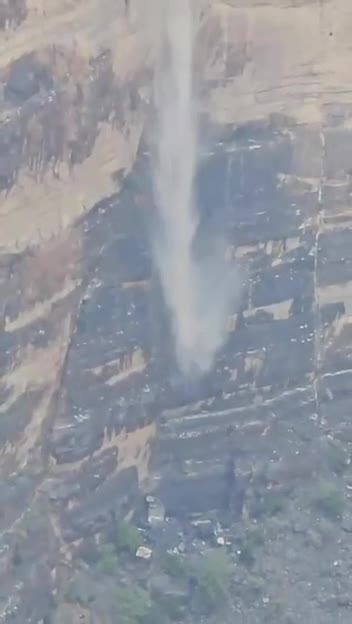   لحظه زیبای شکل گرفتن  یک آبشار فصلی در کشور عمان