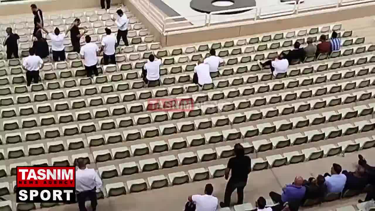   پرتاب بطری توسط ریکاردو ساپینتو پس از اعلام پنالتی به سود تراکتور