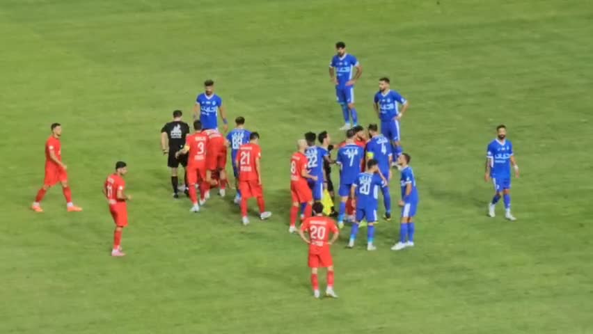   درگیری لفظی شدید روزبه چشمی با شجاع خلیل‌زاده پس از خطای روی امیرحسین حسین‌زاده