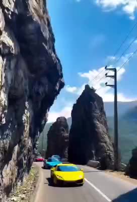 ⁨   ماشین‌های لوکس در جاده چالوس