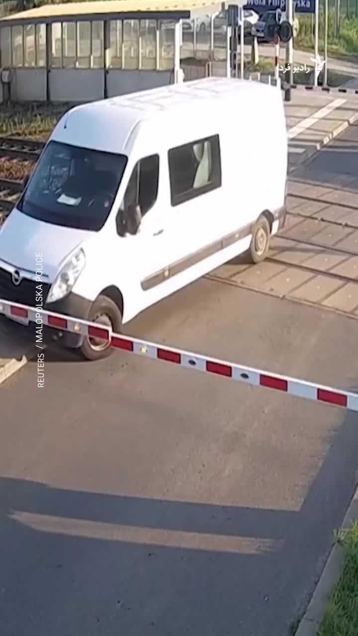   لحظه ترسناک زیر گرفتن خودروی ون توسط قطار روی ریل!