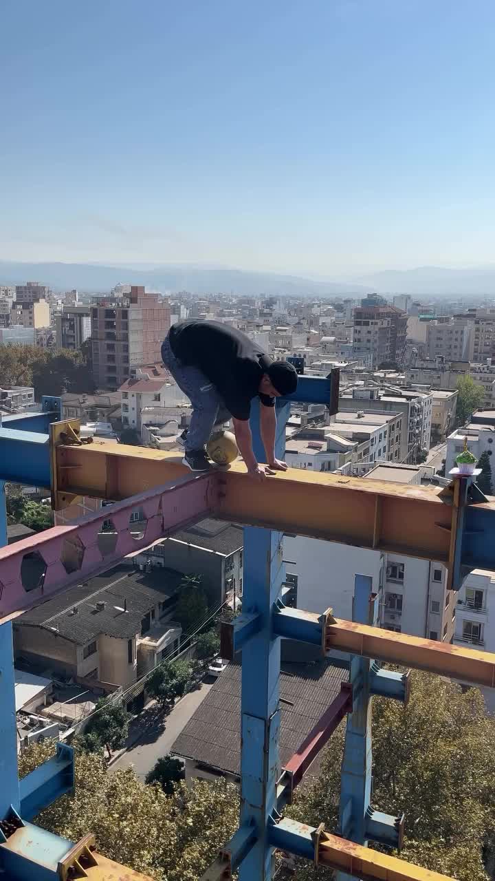   حرکات جنون‌آمیز و خطرناک یک پسر ایرانی در بالای یک ساختمان بلند و نیمه‌کاره