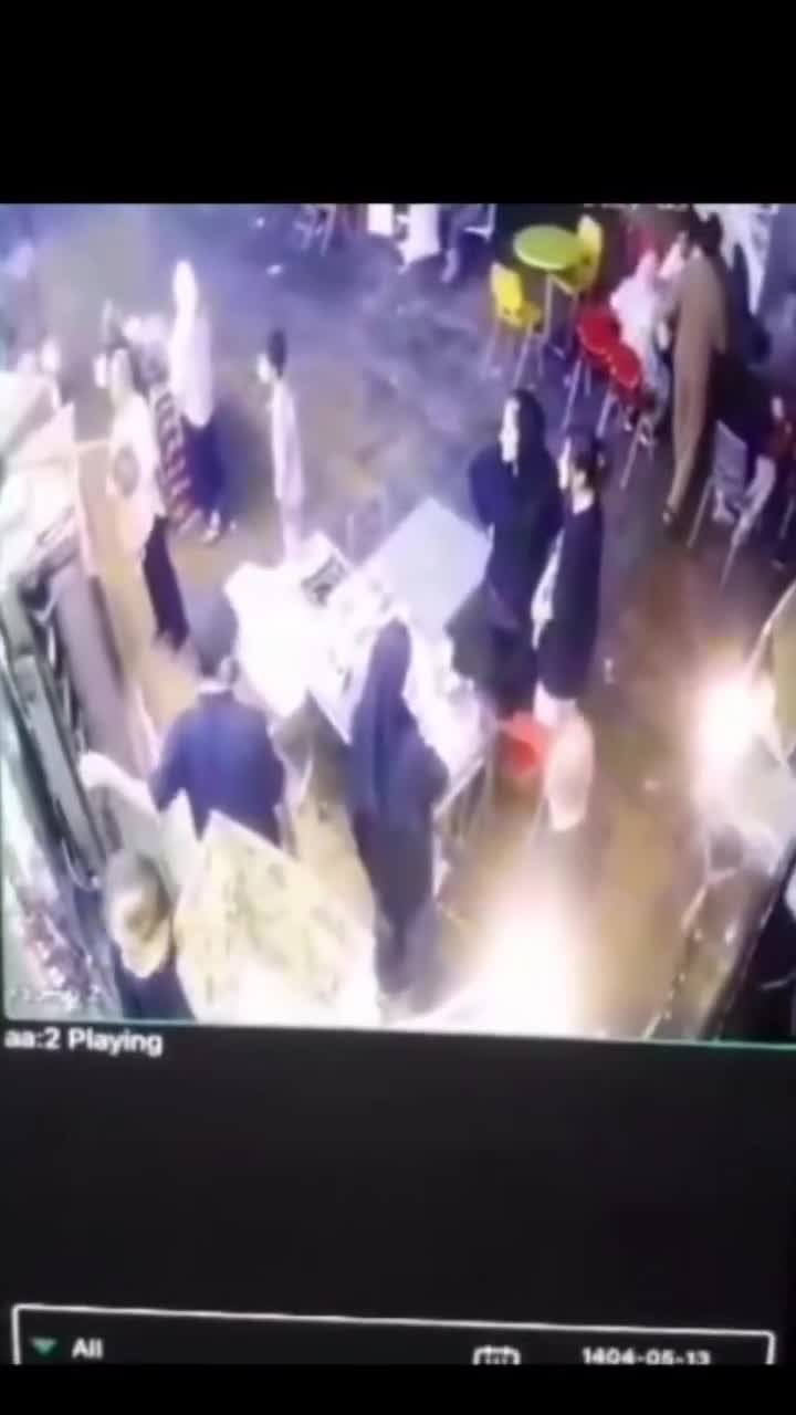    لحظه هولناک برخورد پراید با عابران؛ مشتریان ساندویچی زیر گرفته شدند!