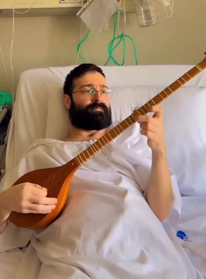   نوازندگی غمگینانه حمید هیراد روی تخت بیمارستان