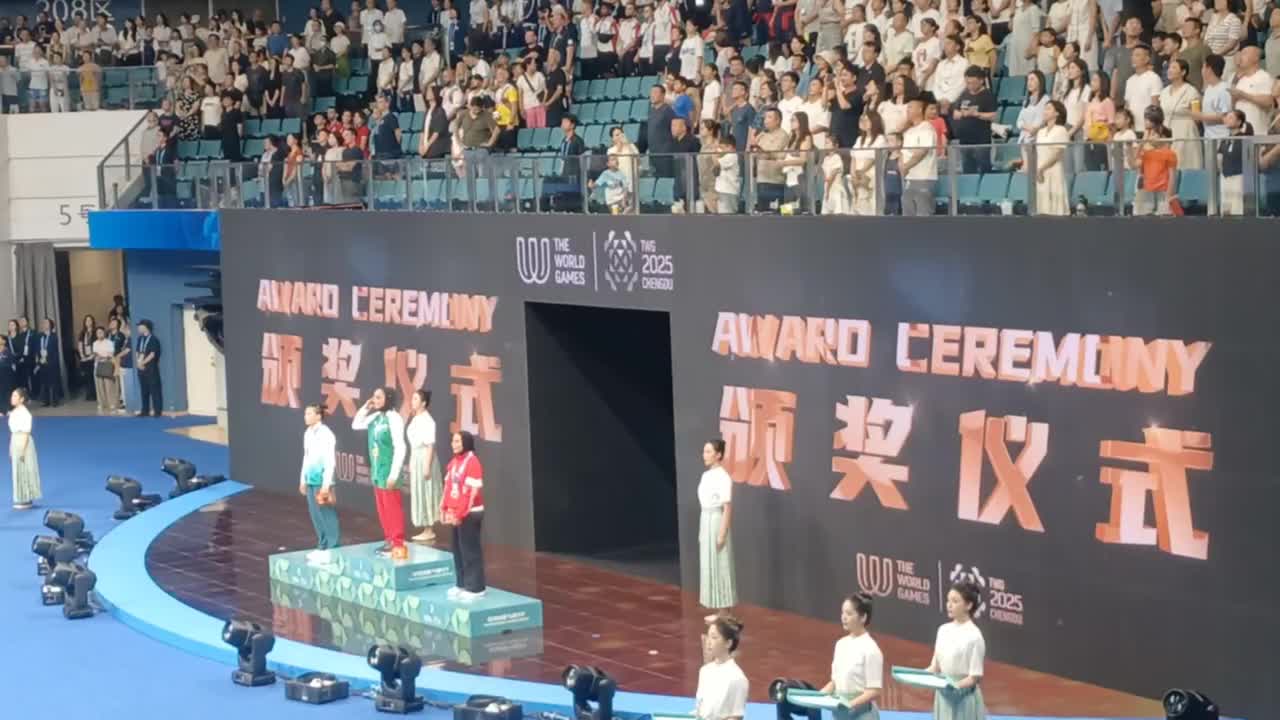   سلام نظامی باقرزاده، دختر طلایی ووشو ایران هم‌زمان با سرود ایران