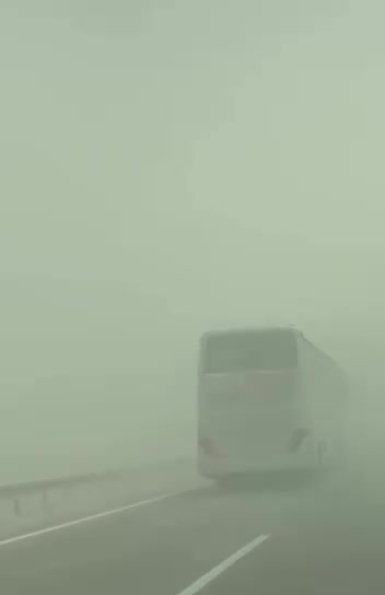   طوفان گردوخاک در جاده‌ای میان بصره و ذی‌قار عراق