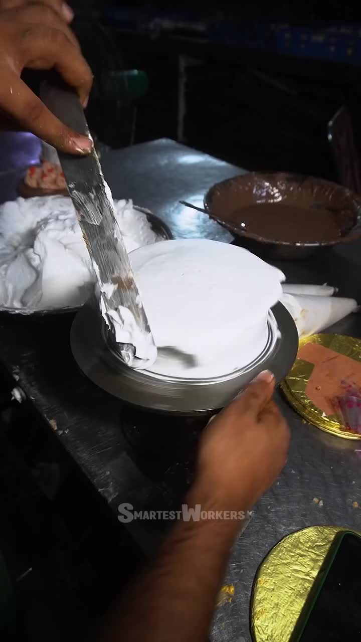   تصاویر عجیب از یک کارخانه قنادی در هند؛ تولید کیک در شرایط به شدت غیربهداشتی!