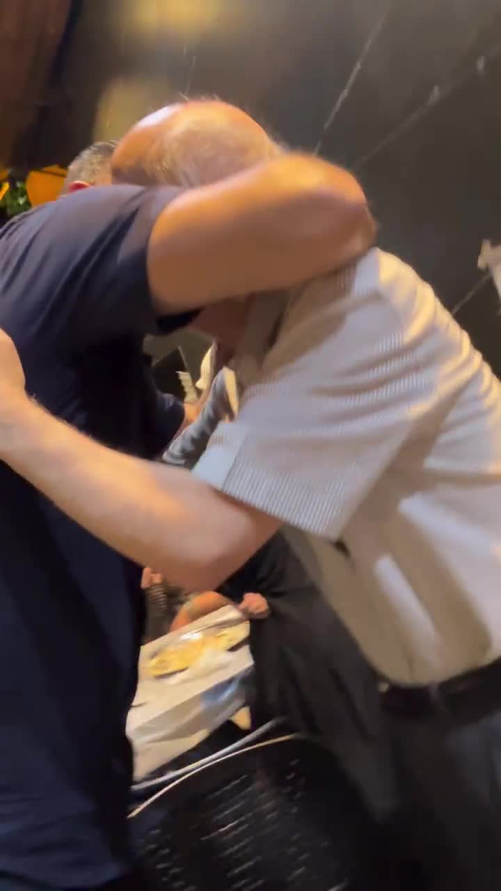   بوسه علی دایی بر پیشانی محمود خوردبین