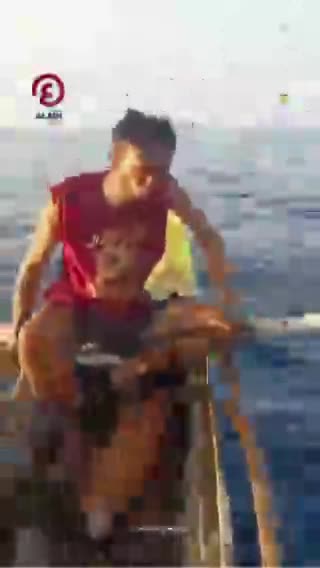   غافلگیری بزرگ یک ماهیگیر؛ لحظه پاشیدن جوهر توسط ماهی مرکب!