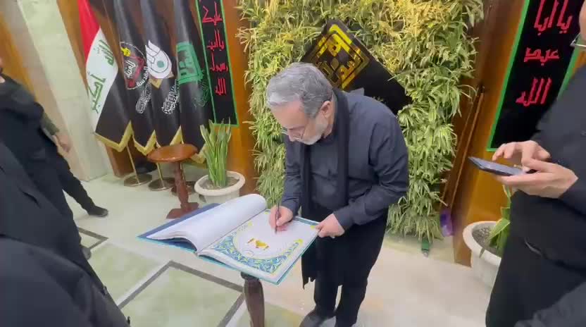   امضای دفتر یادبود مضیف حرم مطهر حسینی (ع) توسط سید عباس عراقچی