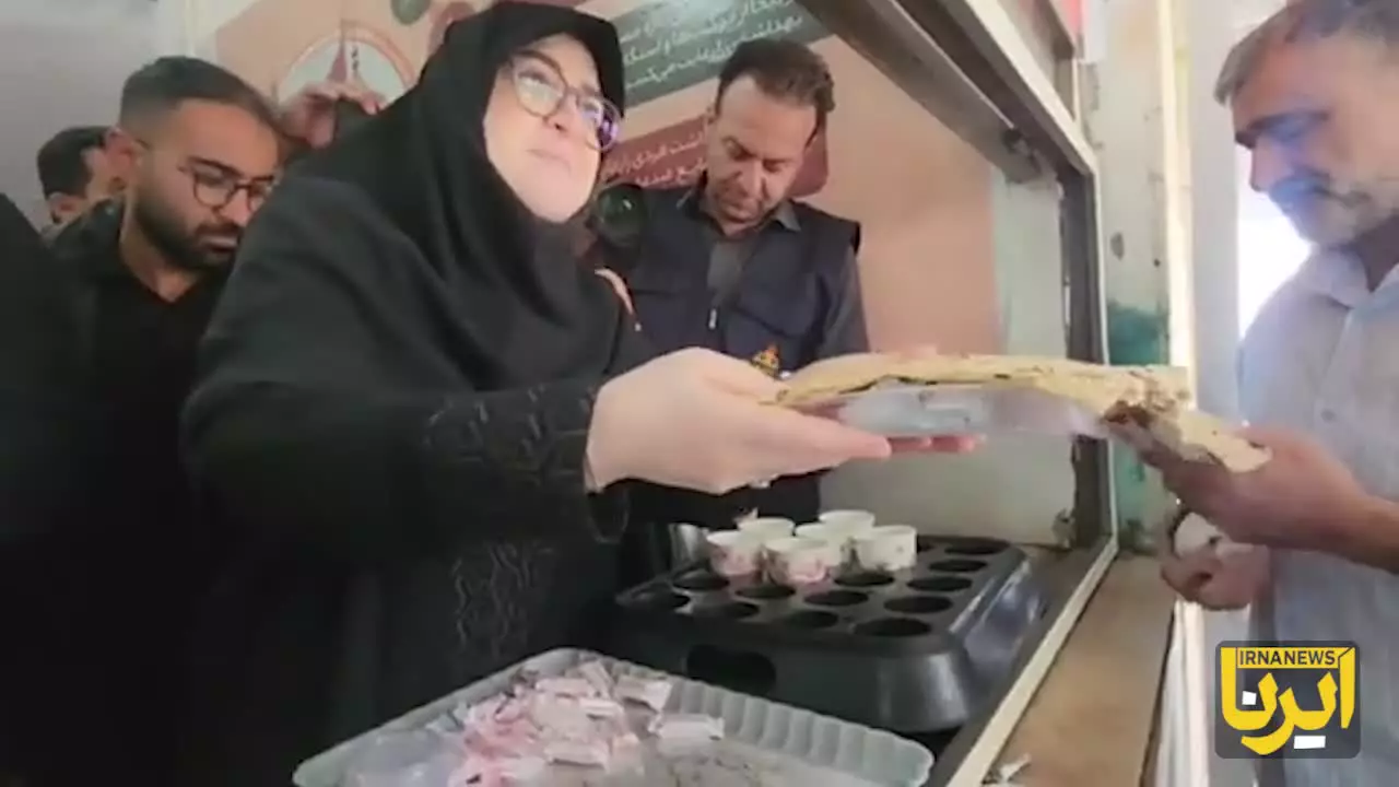   پذیرایی سخنگوی دولت از زائران در مسیر زوار اربعین حسینی - مهران