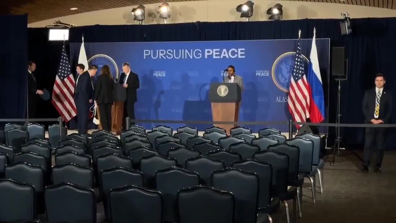   ‏بخشی از آماده‌سازی‌های سالن کنفرانس خبری پوتین و ترامپ