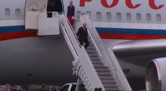   لحظه خروج ولادیمیر پوتین از هواپیما برای دیدار با دونالد ترامپ