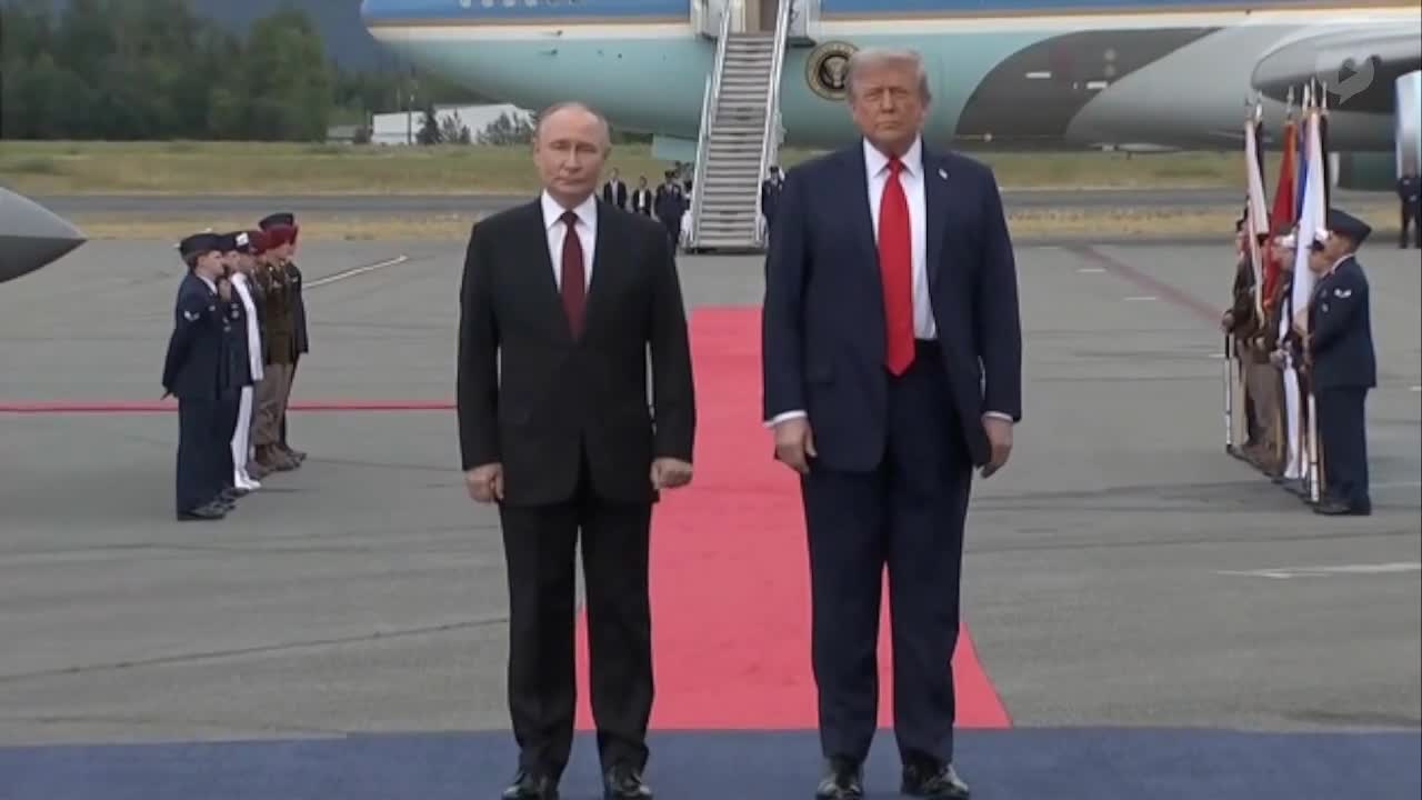   جولان جنگنده‌های آمریکایی بالای سر ترامپ و پوتین روی فرش قرمز در آلاسکا