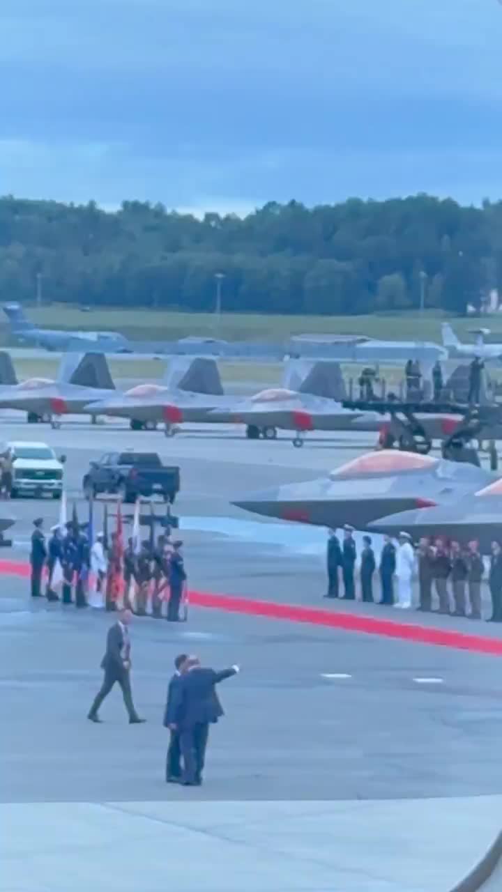   شیطنت آمریکایی‌ها؛ پوتین مجبور است از بین چهار F-22 به محل دیدار با ترامپ برود!