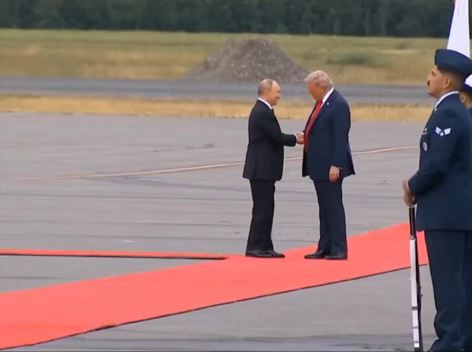   ملاقات تاریخی روی فرش قرمز وسط فرودگاه؛ لحظات اولیه ملاقات ترامپ و پوتین در آلاسکا
