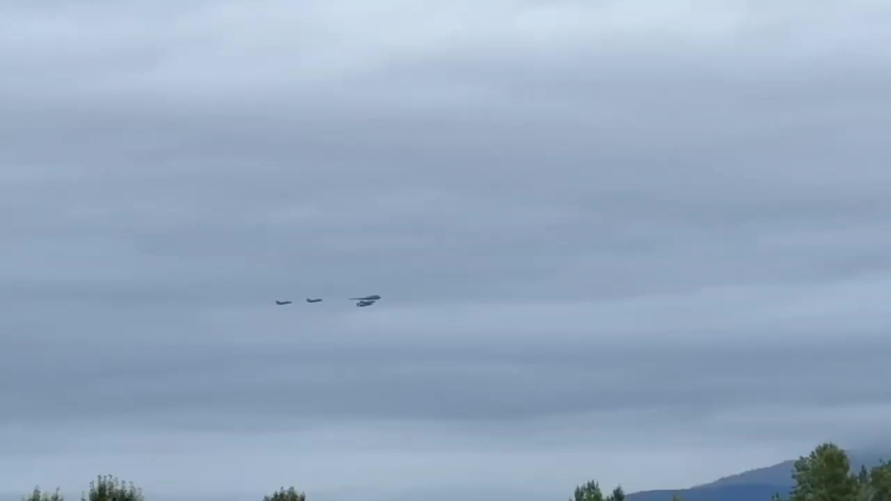   نگاه‌های پوتین به سمت آسمان؛ تماشای جنگنده‌ها و بمب‌افکن معروف آمریکایی