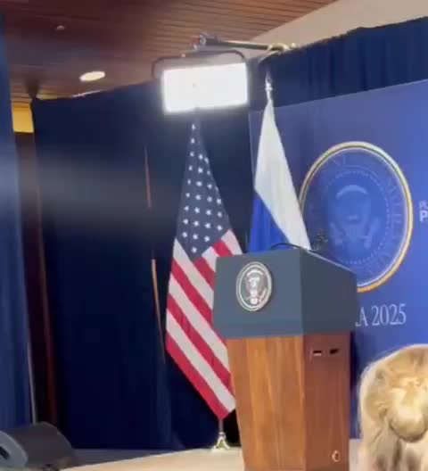   صحبت‌های درگوشی ویتکاف با برخی خبرنگاران در سالن کنفرانس خبری پوتین و ترامپ