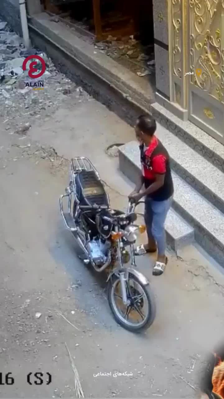   ویدئویی پربازید از غافلگیر شدن یک دزد حین سرقت موتورسیکلت!