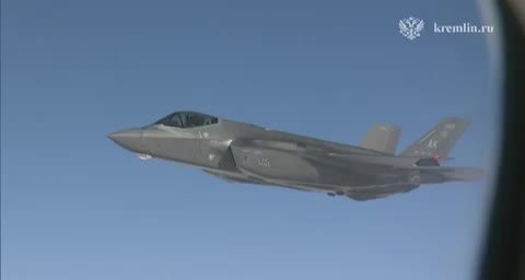   بدرقه جالب هواپیمای پوتین با جنگنده‌های F-۲۲ آمریکایی در آسمان آلاسکا