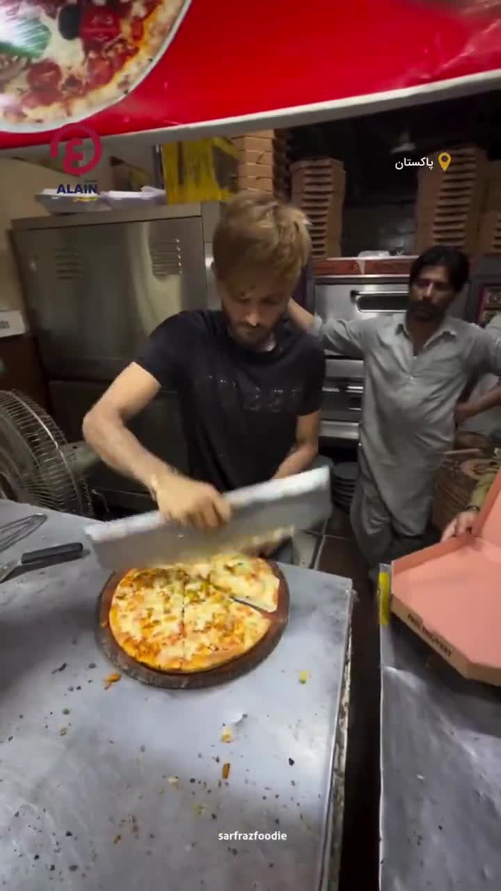   این ویدیوی سوژه شبکه‌های مجازی شد؛ سرعت زیاد یک کارگر پاکستانی در برش پیتزا