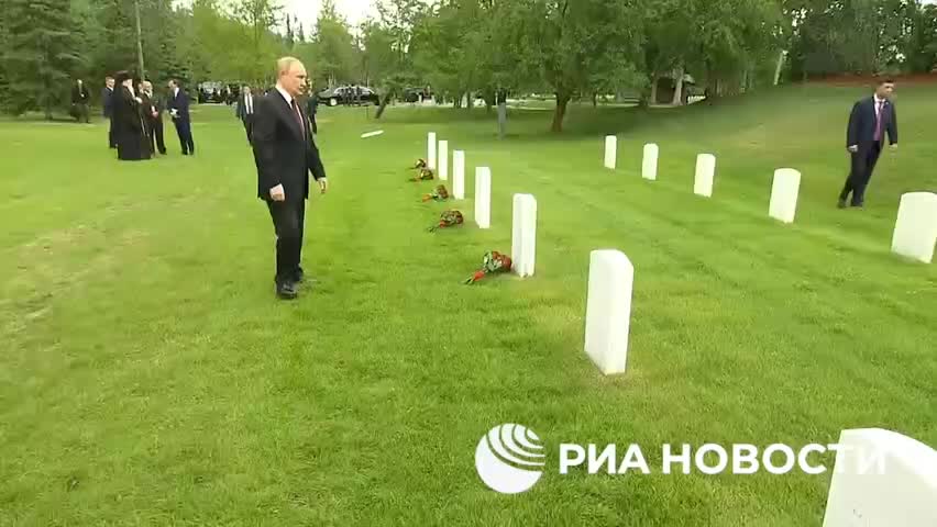   پوتین پس از گفت‌وگو با ترامپ، به قبرستان خلبانان شوروی رفت