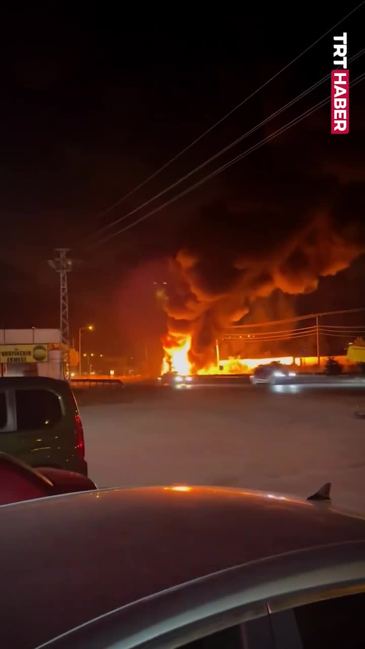   جهنم متحرک در بزرگراه ترکیه؛ آتش گرفتن یک کامیون حامل مواد شیمیایی و رنگ!