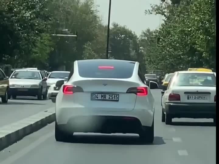 حضور تسلا در خیابان‌های تهران / مدل Y در میان پراید و پیکان / عکس و فیلم