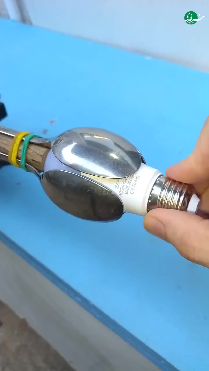   ترفند خلاقانه برای تعویض لامپ بدون چهارپایه