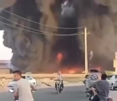    دود غلیظ در آسمان جنوب تهران؛ تصاویر تازه از آتش‌سوزی در انبار روغن موتور