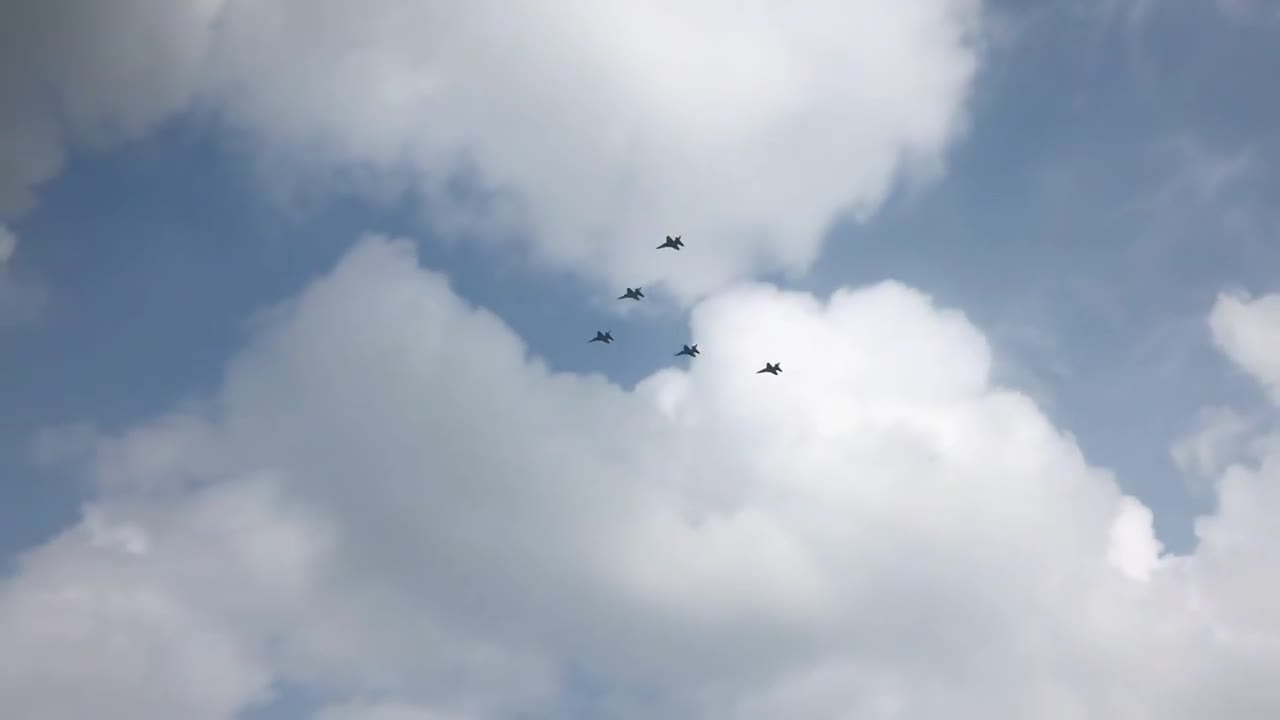   تصاویر دیدنی از تمرین ماهرانه جنگنده‌های نیروی هوایی چین بر فراز پکن