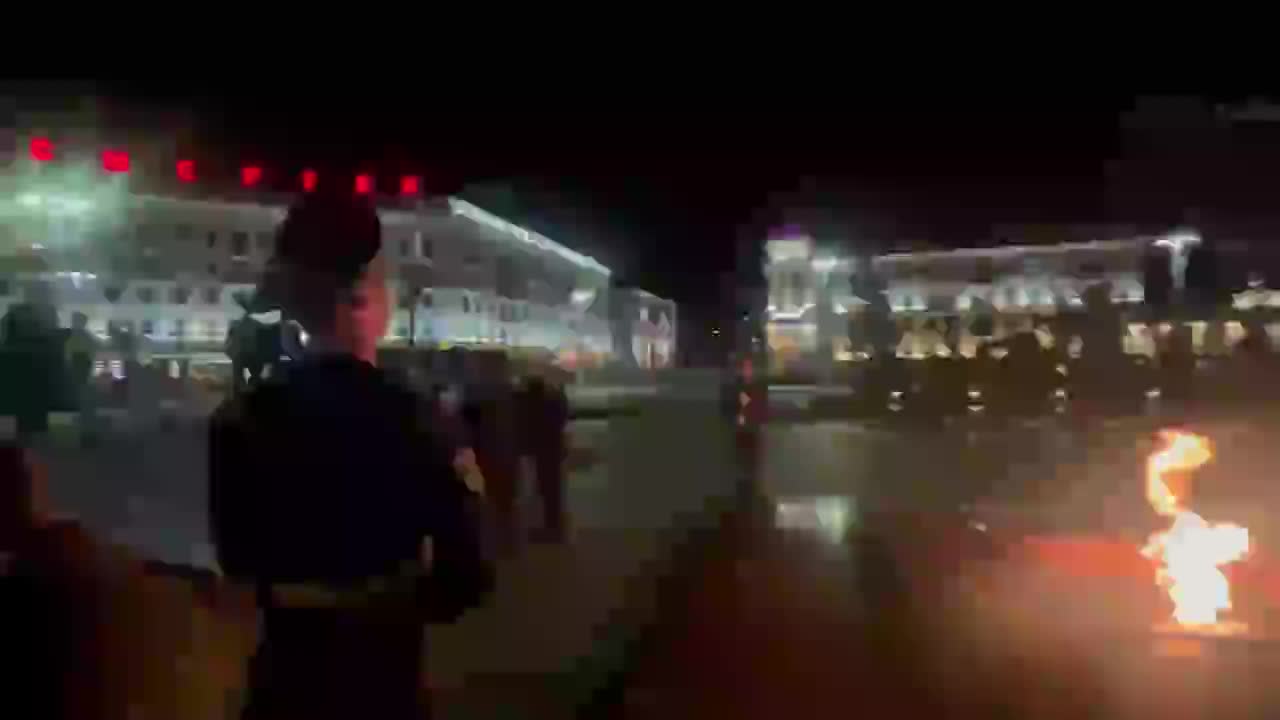   ادای احترام رئیس‌جمهور در بنای یادبود کشته‌شدگان جنگ میهنی بلاروس در میدان پیروزی مینسک