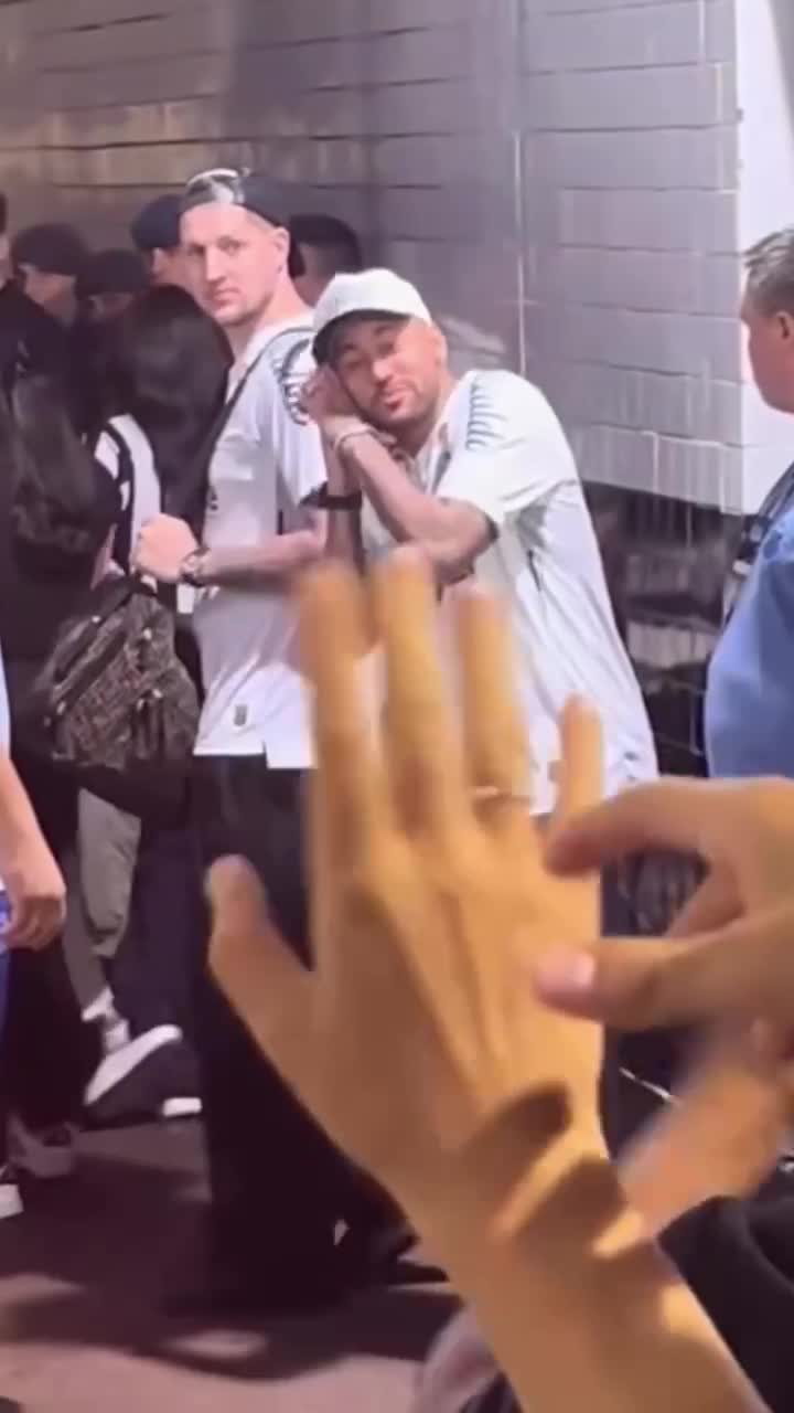   پدرانه‌ترین لحظه نیمار: درخواست سکوت از هواداران برای بیدار نشدن دخترش