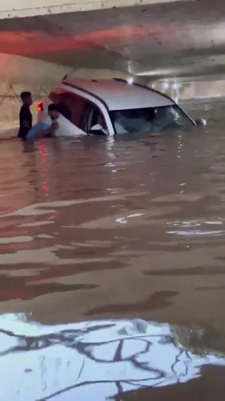   تصاویری دلهره‌آور از سیل شدید در پر جمعیت‌ترین شهر هند